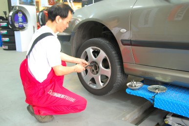 Dismounting Tyres
